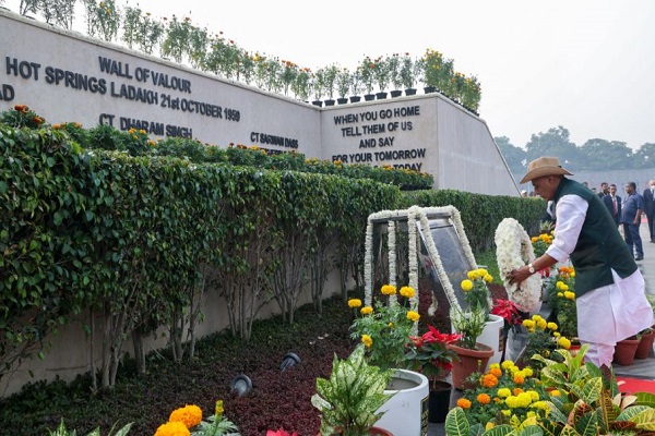 पुलिस स्मृति दिवस : रक्षा मंत्री राजनाथ सिंह ने वीरों को दी भावपूर्ण श्रद्धांजलि, बोले – मार्च 2026 तक नक्सलवाद पूरी तरह हो जाएगा खत्म