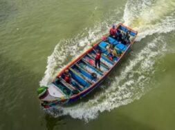 समुद्र में फंसे मछुआरे