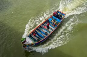 समुद्र में फंसे मछुआरे