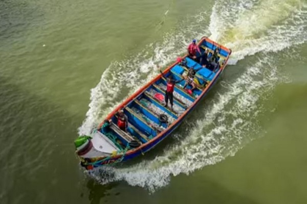 समुद्र में फंसे तमिलनाडु के 30 मछुआरों के लिए सैटेलाइट फोन सेवा बहाल, वित्त मंत्री निर्मला सीतारमण ने दी जानकारी