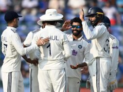 साथियों संग खुशियां बांटते जडेजा