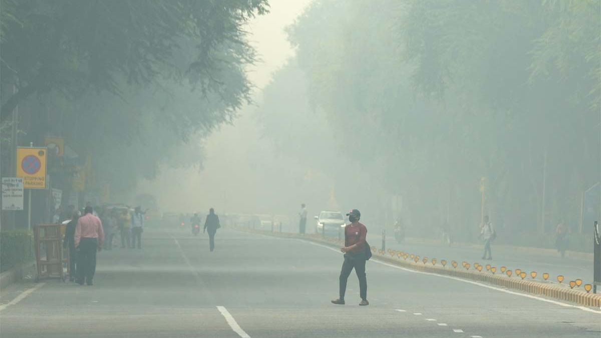 Delhi Air Pollution: दिल्ली की दमघोंटू हवा! जहरीली हवा ने बढ़ाया AQI 447, सांस लेना हुआ मुश्किल