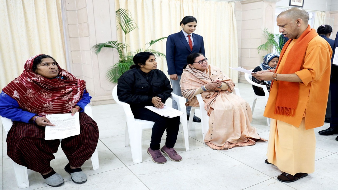 जनता दर्शन में बोले सीएम योगी- पीड़ितों की शिकायतें सुन जिले में ही निस्तारण कराएं डीएम-एसपी