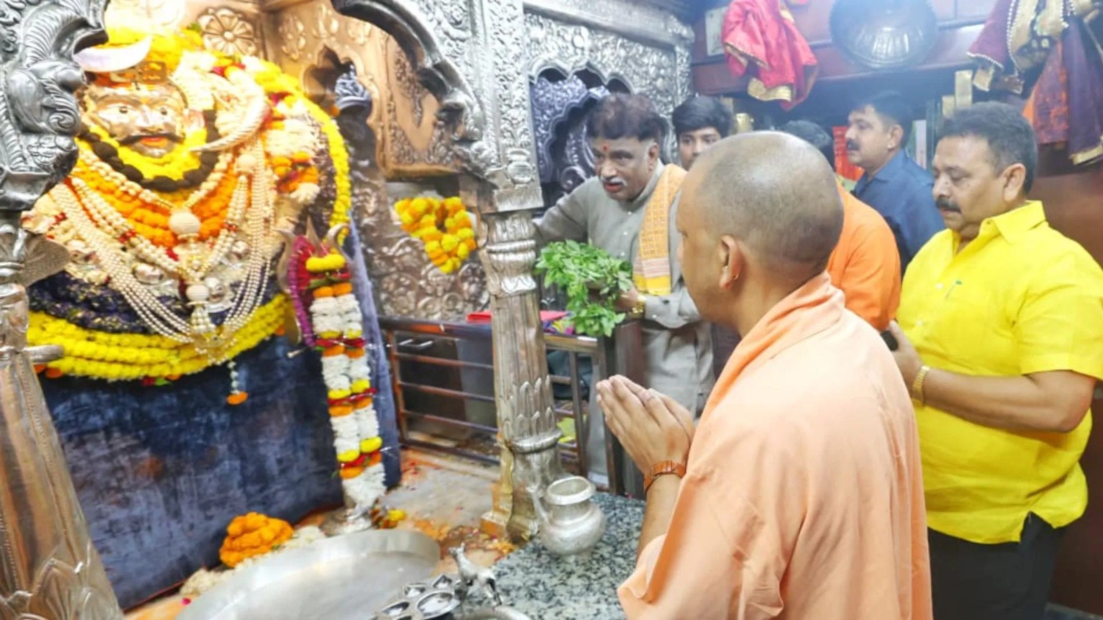 सीएम योगी ने की बाबा विश्वनाथ की आराधना, ‘काशी कोतवाल’ काल भैरव के दर पर भी झुकाया शीश