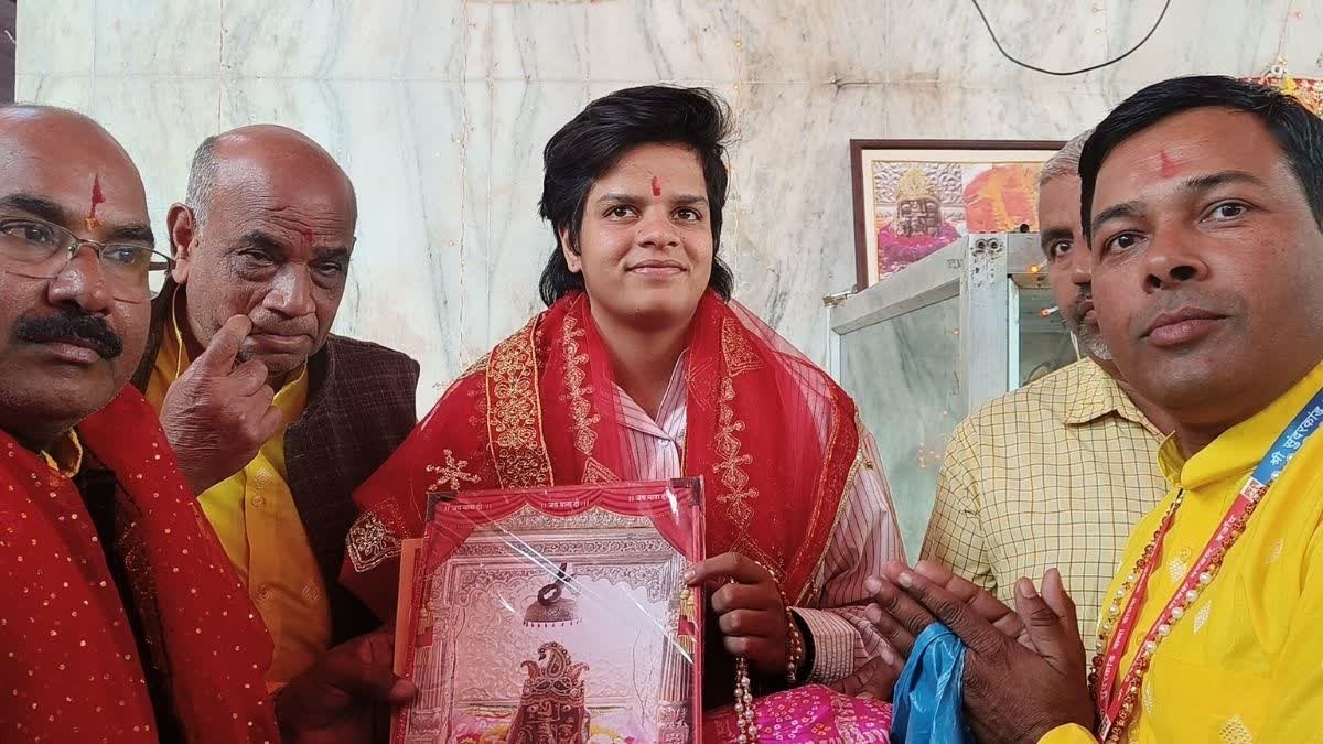 वर्ल्ड कप में जाने से पहले शेफाली वर्मा ने मांगी थी मनसा माता से मन्नत, पूरी होने पर दरबार में लगाया भोग