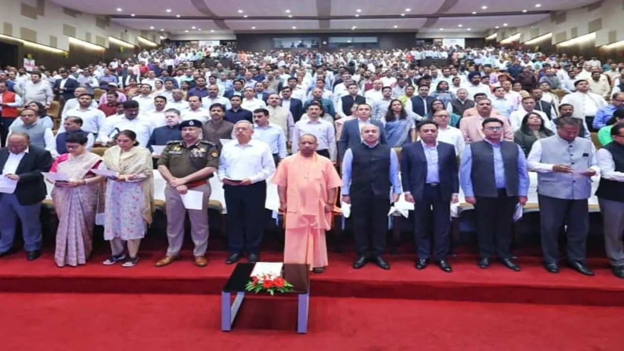 कर्तव्यों के प्रति समर्पण ही ‘वंदे मातरम्’ की सच्ची भावना : मुख्यमंत्री योगी