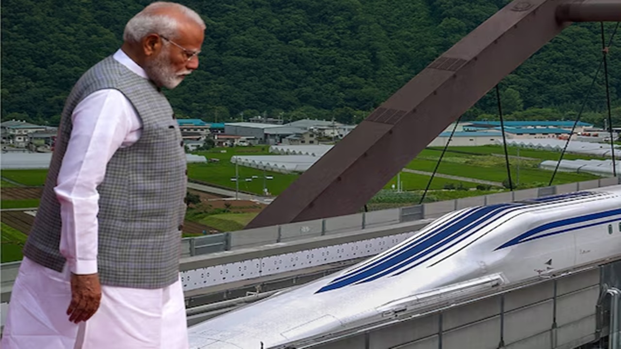 सूरत पहुंचे पीएम मोदी : निर्माणाधीन बुलेट ट्रेन स्टेशन का किया निरीक्षण, अधिकारियों के साथ की बैठक