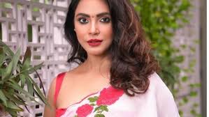 बॉलीवुड एक्ट्रेस नीतू चंद्रा पर भारी पड़ीं राजनीतिक बातें, चुनाव आयोग ने स्वीप आइकॉन पद से की छुट्टी