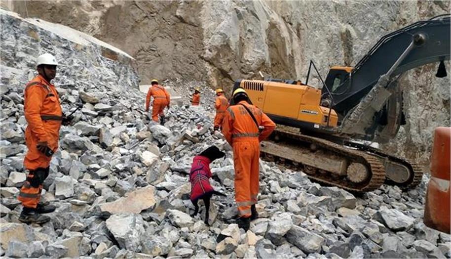 सोनभद्र खदान त्रासदी : 75 टन चट्टान के नीचे 65 घंटे की जंग, मलबे से अब तक 7 मजदूरों के शव मिले, परिवारों में मातम