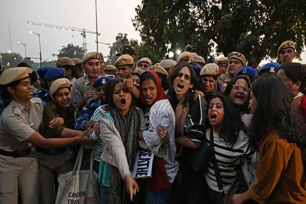 दिल्ली में अति वायु प्रदूषण को लेकर इंडिया गेट के पास प्रदर्शन, पुलिस ने कई प्रदर्शनकारियों को हिरासत में लिया