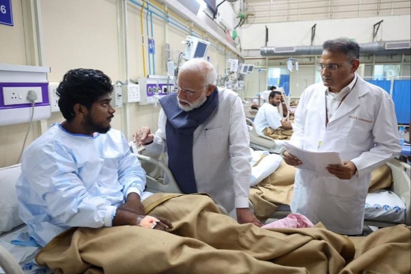 भूटान से स्वदेश लौटते ही एलएनजेपी अस्पताल पहुंचे पीएम मोदी, दिल्ली ब्लास्ट के घायलों से की मुलाकात