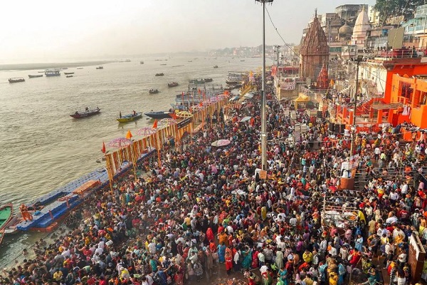 कार्तिक पूर्णिमा पर काशी में गंगा घाटों पर उमड़े श्रद्धालु, लगाई आस्था की डुबकी