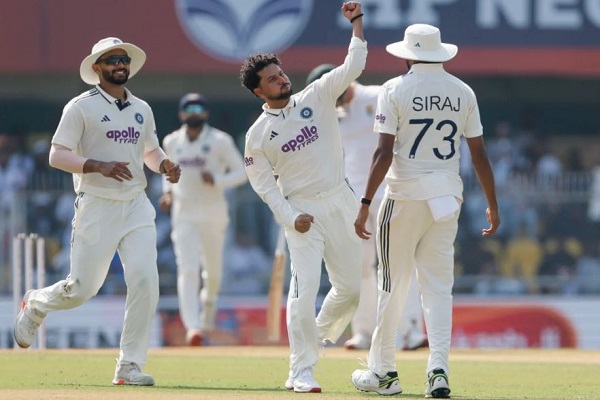 गुवाहाटी टेस्ट : कुलदीप ने लगभग सपाट विकेट पर भारत को दिलाई वापसी, पहले दिन दक्षिण अफ्रीका का स्कोर 6-247