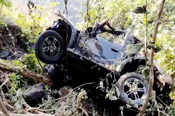 महाराष्ट्र : रायगढ़ में 500 फीट गहरी खाई में गिरी थार, पुणे के 6 युवकों की मौत, ड्रोन की मदद से निकाले गए शव