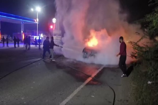 गुजरात : मोडासा में चलती एम्बुलेंस में लगी आग, डॉक्टर-नर्स सहित 4 की दर्दनाक मौत