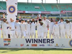 ट्रॉफी के साथ दक्षिण अफ्रीकी टीम