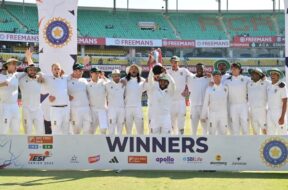 ट्रॉफी के साथ दक्षिण अफ्रीकी टीम