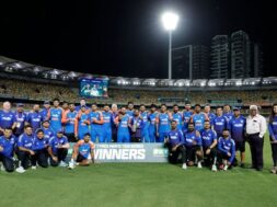 ट्रॉफी के साथ भारतीय टीम