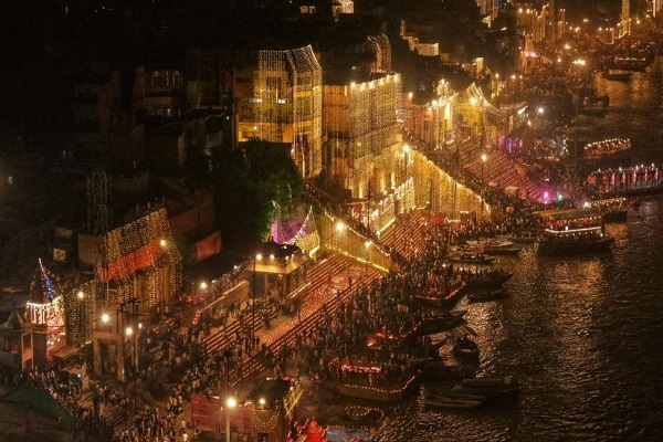 देव दीपावली : धर्मनगरी काशी में झिलमिलाई आस्था, लाखों दीपों से जगमग हुए अर्धचंद्राकार गंगा घाट