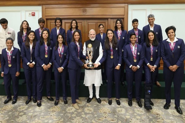 पीएम मोदी ने विश्व विजेता महिला क्रिकेट टीम से की मुलाकात, ‘दृढता और शानदार वापसी’ के लिए खिलाड़ियों की तारीफ की