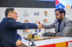 पीटर लेको से हाथ मिलाते अर्जुन