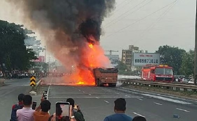 पुणे में दर्दनाक हादसा – दो कंटेनर ट्रकों के बीच फंसी कार, 7 लोगों की मौत