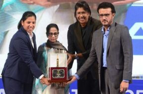 बंगाल सरकार से ऋचा घोष का सम्मान1