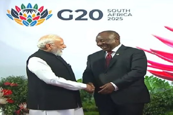 ‘G-20 लीडर्स’ समिट में पहुंचे पीएम मोदी, राष्ट्रपति रामफोसा ने गर्मजोशी से किया स्वागत