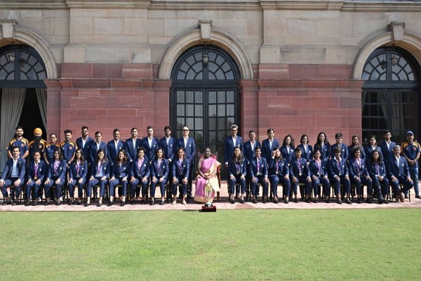 विश्व कप विजेता भारतीय महिला क्रिकेट टीम ने राष्ट्रपति द्रौपदी मुर्मु से की मुलाकात