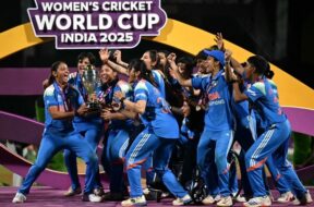 विश्व कप के साथ जश्न मनाती भारतीय महिला क्रिेकेट टीम