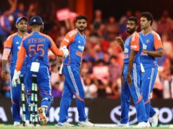 साथियों से खुशियां बांटते अक्षर