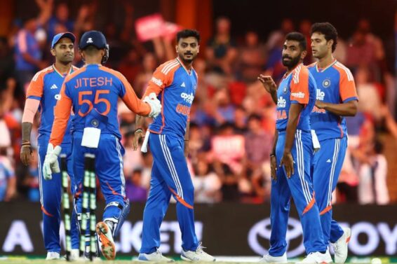 साथियों से खुशियां बांटते अक्षर