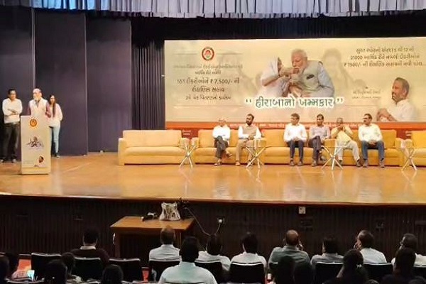 गुजरात : सूरत के उद्योगपति पीयूषभाई ने राज्य के 7500 किसानों को 7500 रुपये देने की घोषणा की