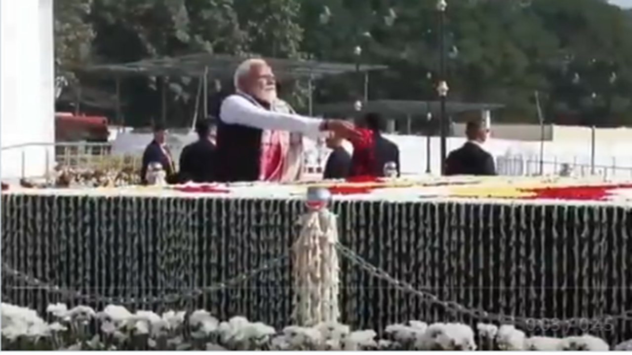 गुवाहाटी शहीद स्मारक पहुंचे पीएम मोदी, असम आंदोलन के शहीदों को दी श्रद्धांजलि