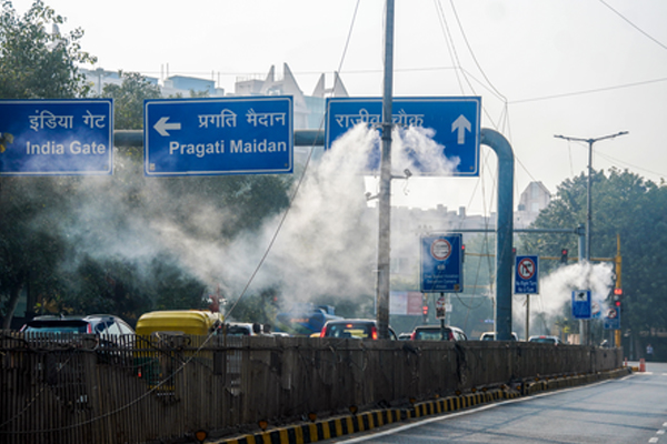 NCR में हवा बनी ‘जहर’! दिल्ली-नोएडा-गाजियाबाद में AQI 400 के पार, अस्पतालों में बढ़े मरीज