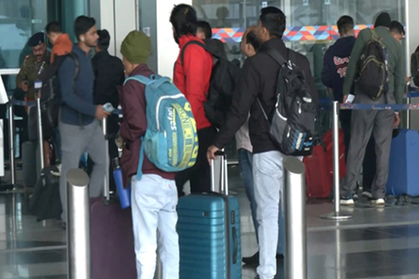 उत्तर भारत में छाया घना कोहरा : उड़ानें प्रभावित, दिल्ली एयरपोर्ट ने यात्रियों के लिए जारी की एडवाइजरी