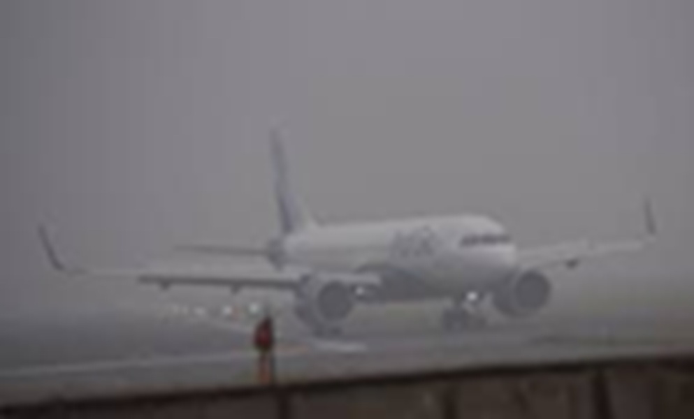 घने कोहरे के चलते दिल्ली समेत उत्तर भारत के कई हवाई अड्डों पर उड़ानें प्रभावित, इंडिगो की ट्रैवल एडवाइजरी जारी