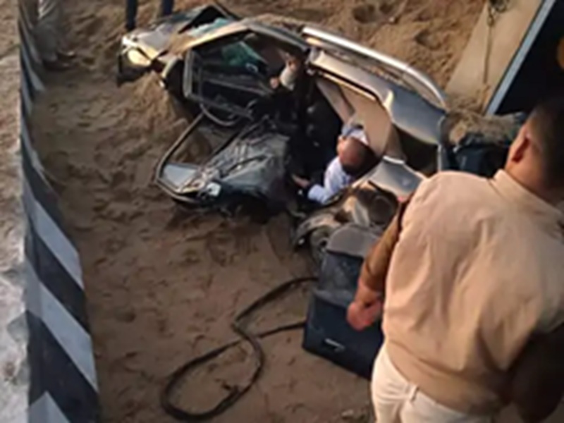 राजस्थान में बड़ा हादसा : बूंदी में कार पर पलटा बजरी से भरा डंपर, 3 सगे भाइयों समेत 4 लोगों की मौत, एक गंभीर