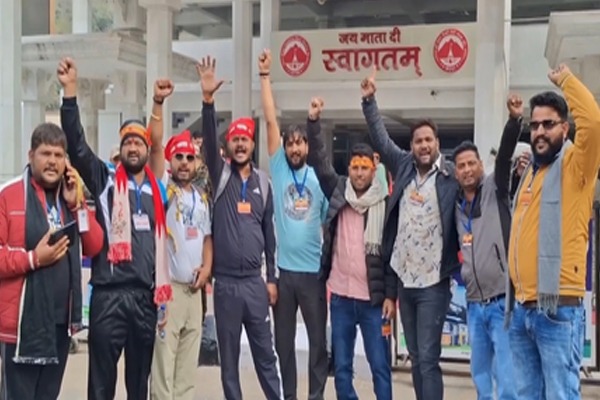 माता वैष्णो देवी में नए साल से पहले श्रद्धालुओं का उमड़ा सैलाब, भक्त बोले- स्वर्ग जैसा अनुभव