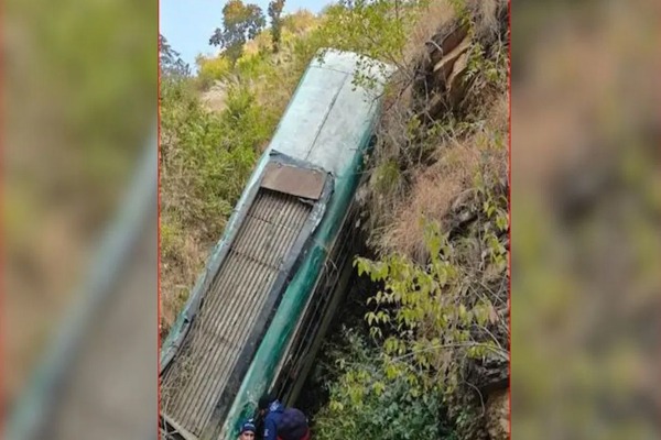 उत्तराखंड के अल्मोड़ा में बड़ा हादसा : खाई में गिरी बस, 6 लोगों की मौत, सीएम धामी ने जताया दुख