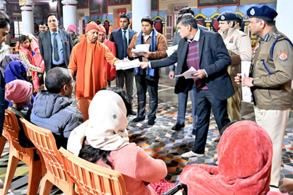 गोरखपुर में सीएम योगी ने सुनी जनता की फरियाद, कहा- हर समस्या का समाधान होगा, करेंगे सबकी मदद