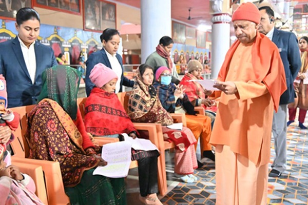 कड़ाके की ठंड के बीच मुख्यमंत्री योगी ने किया जनता दर्शन, 250 लोगों की समस्याएं सुनी, अधिकारियों दे दिए ये निर्देश