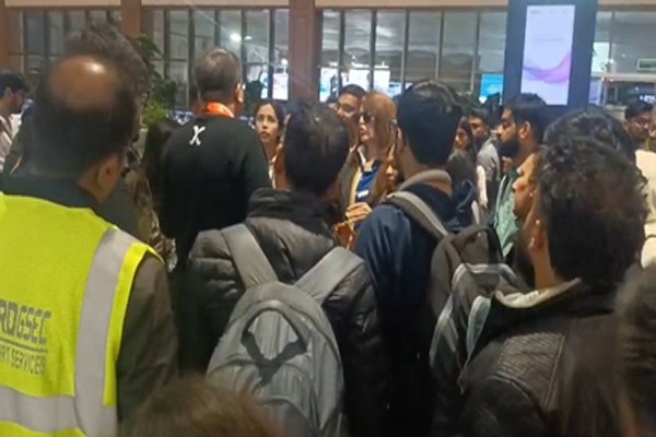 घने कोहरे के कारण फ्लाइट ऑपरेशन बुरी तरह प्रभावित, यात्रियों के लिए एडवाइजरी जारी