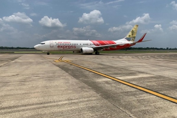 कोझिकोड जाने वाली एयर इंडिया एक्सप्रेस विमान की इमरजेंसी लैंडिंग, 160 यात्री सुरक्षित