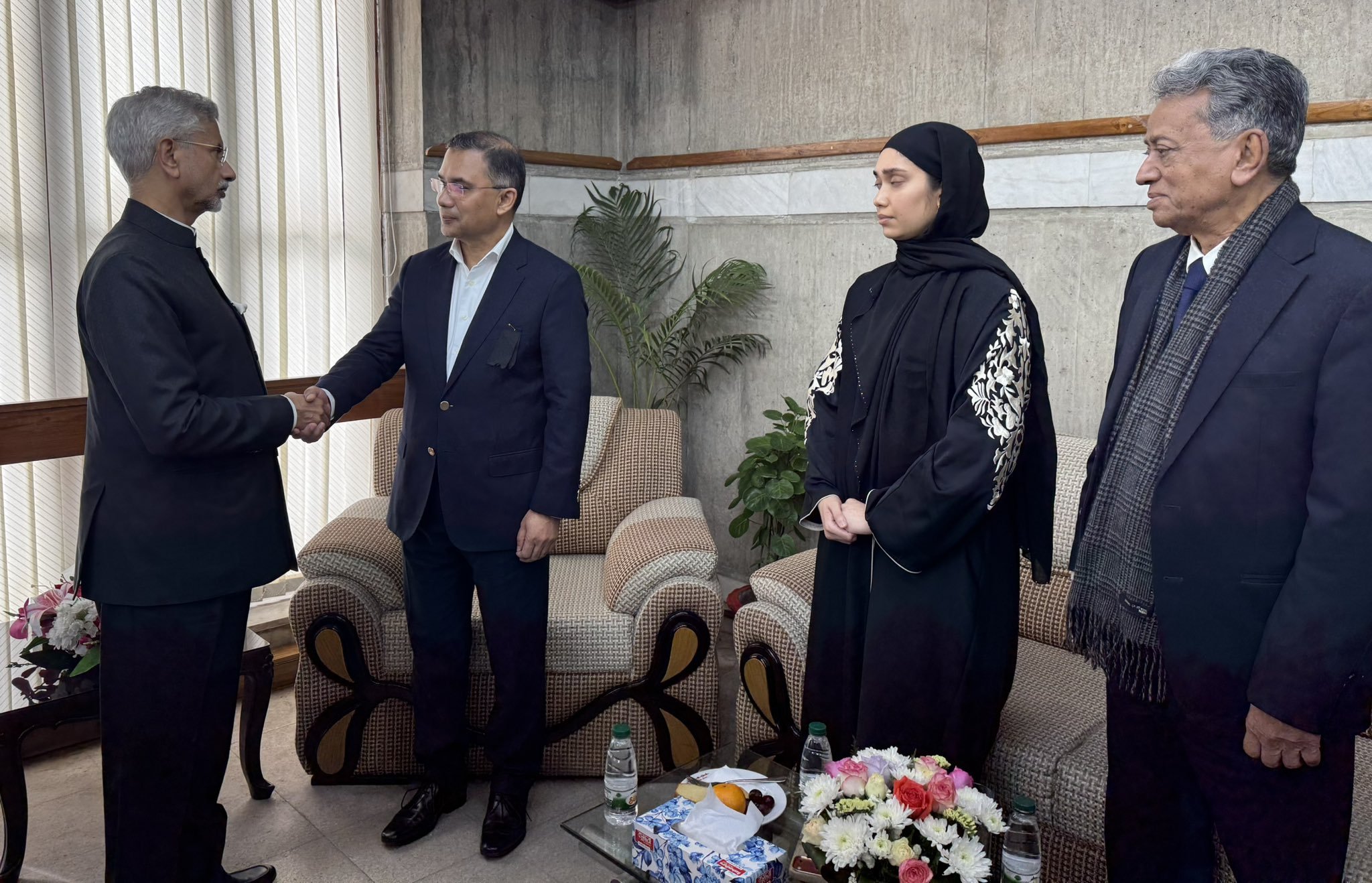 प्रधानमंत्री मोदी का संदेश लेकर ढाका पहुंचे विदेश मंत्री एस जयशंकर, खालिदा जिया के बेटे को सौंपी चिट्ठी