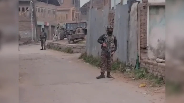 दिल्ली लाल किला विस्फोट को लेकर NIA का कश्मीर में एक्शन, आतंकियों के घरों पर ताबड़तोड़ छापेमारी