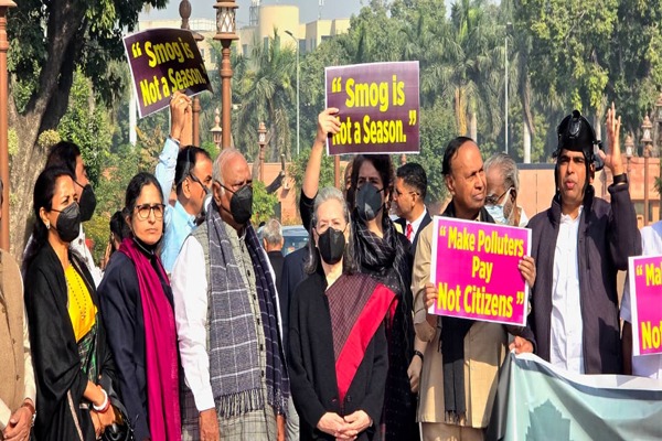 वायु प्रदूषण पर संसद परिसर में विपक्ष का जोरदार प्रदर्शन : सोनिया गांधी बोलीं- सरकार की जिम्मेदारी है कुछ करना