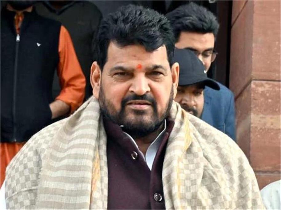 कुलदीप सेंगर को मिला बृजभूषण सिंह का साथ, बोले- वो निर्दोष हैं, उनके खिलाफ साजिश रची गई है