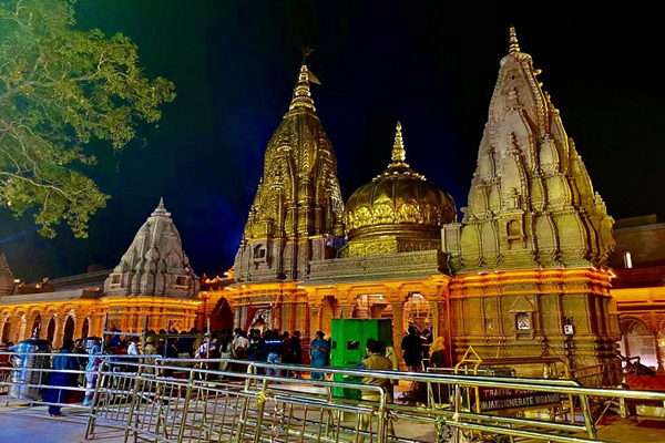 काशी विश्वनाथ मंदिर में स्पर्श दर्शन पर रोक, श्रद्धालुओं की सुविधा के लिए फैसला