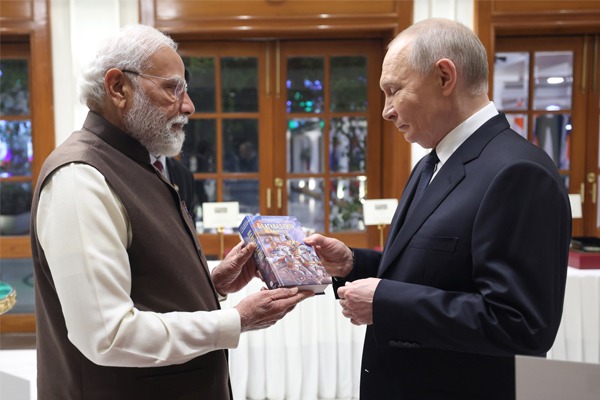 प्रधानमंत्री मोदी ने राष्ट्रपति पुतिन को दिया खास तोहफा, भेंट की रूसी भाषा में अनुवादित गीता